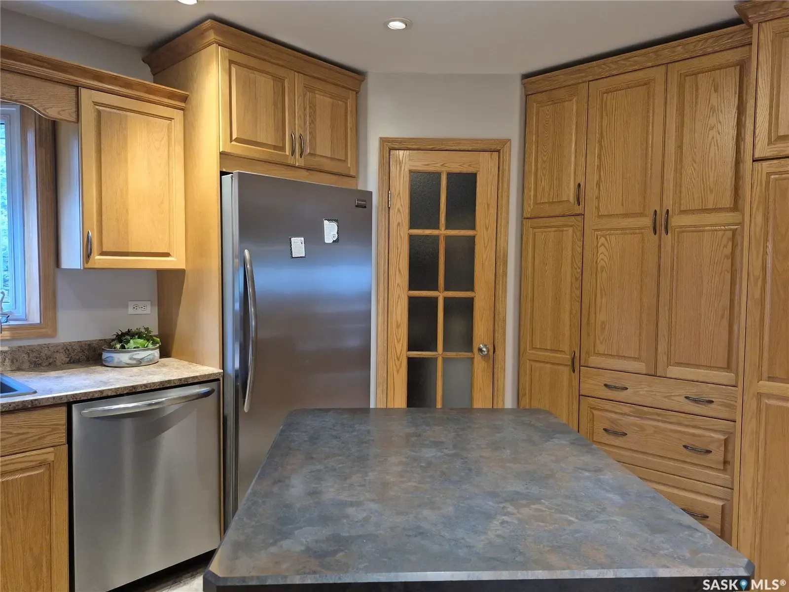 323 Currie AVENUE