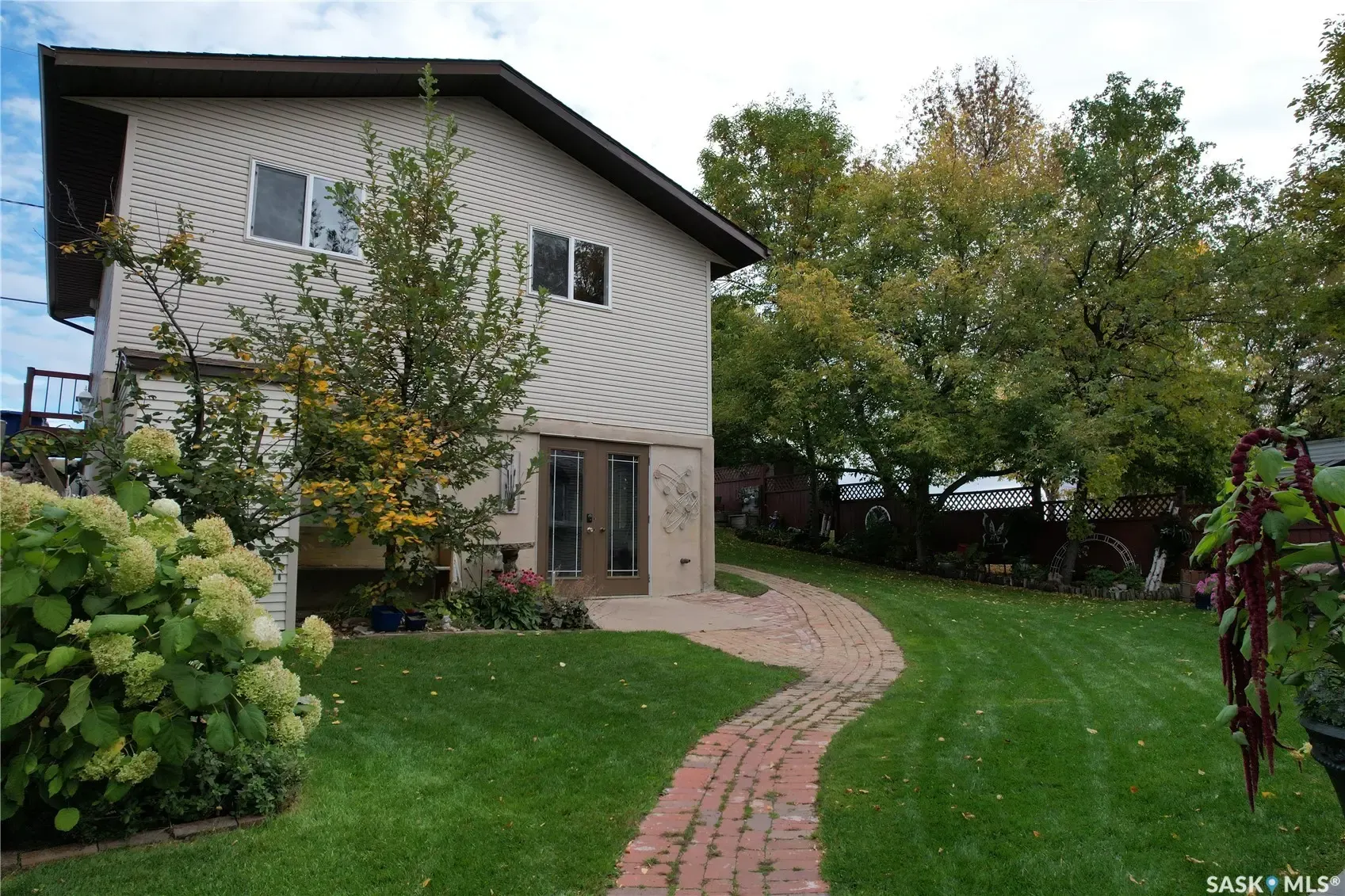 323 Currie AVENUE
