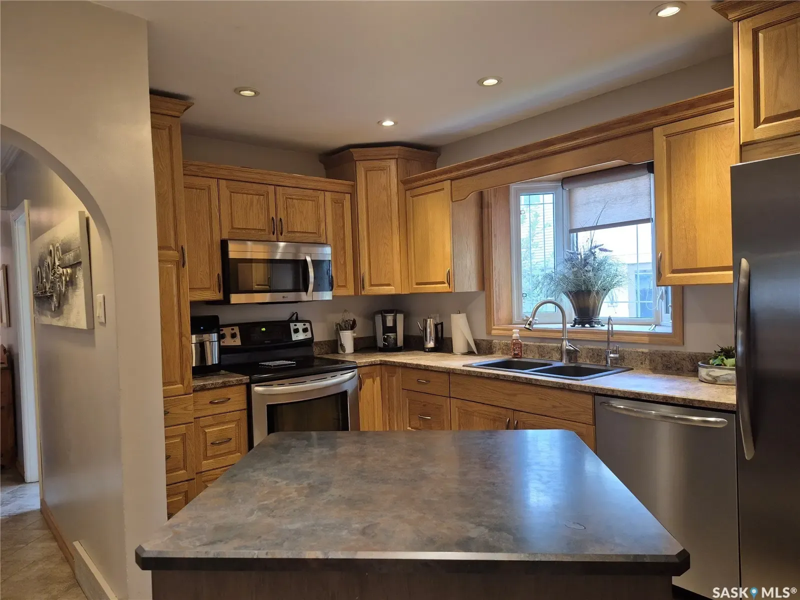 323 Currie AVENUE