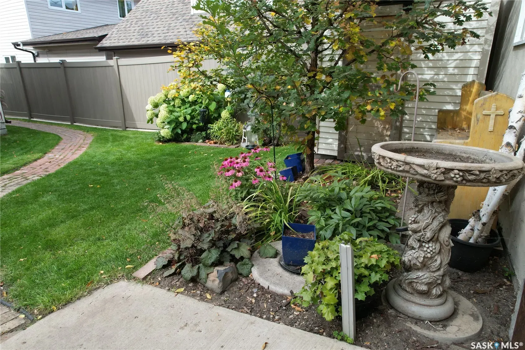323 Currie AVENUE