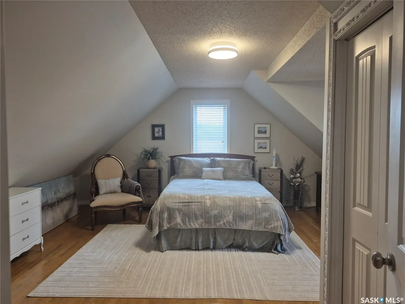 323 Currie AVENUE