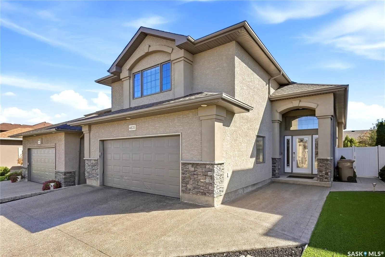 4635 Shumiatcher CRESCENT