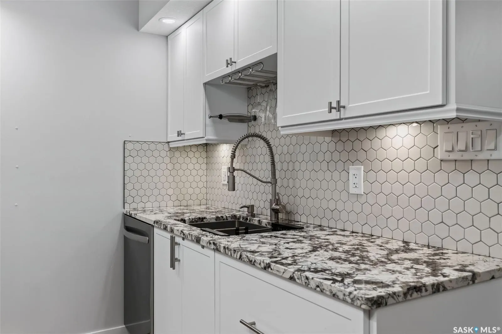 309 Cree CRESCENT #106