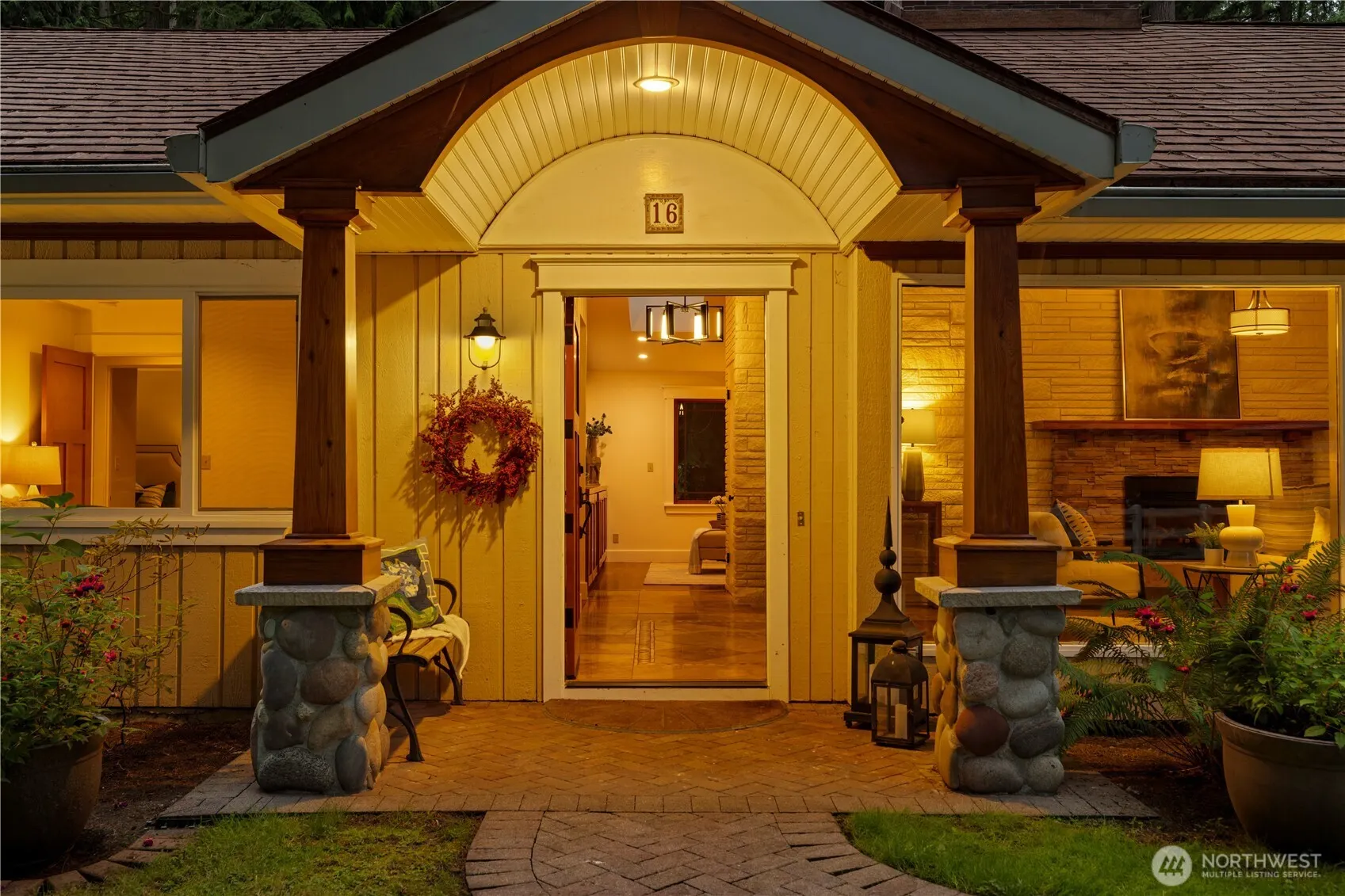 16 Bridlewood Circle , Kirkland, WA 98033-8740