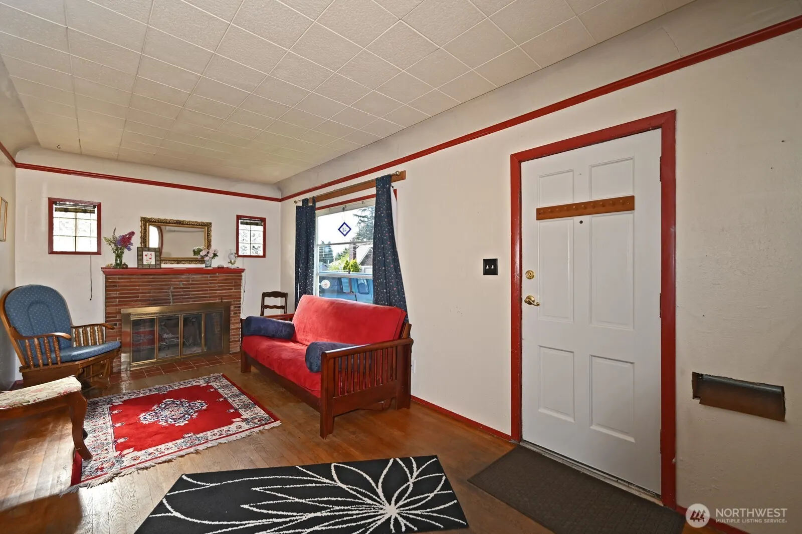 327 NE 90th Street , Seattle, WA 98115-2946