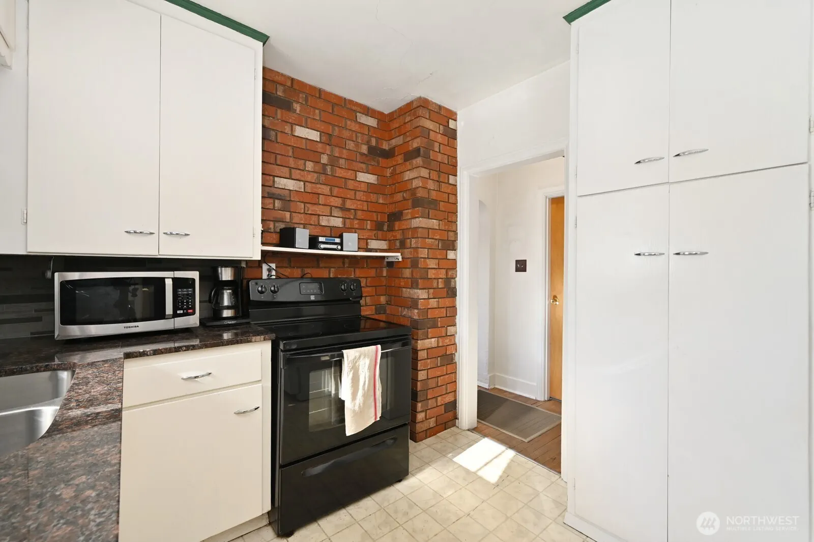 327 NE 90th Street , Seattle, WA 98115-2946