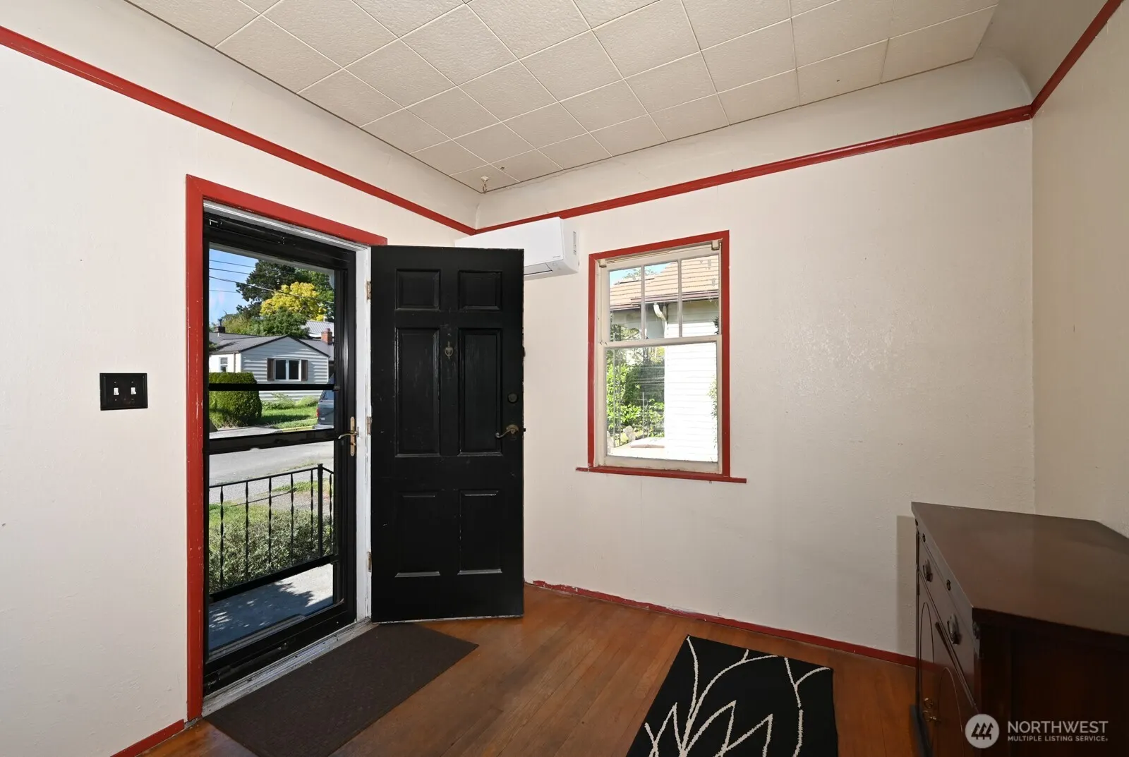 327 NE 90th Street , Seattle, WA 98115-2946