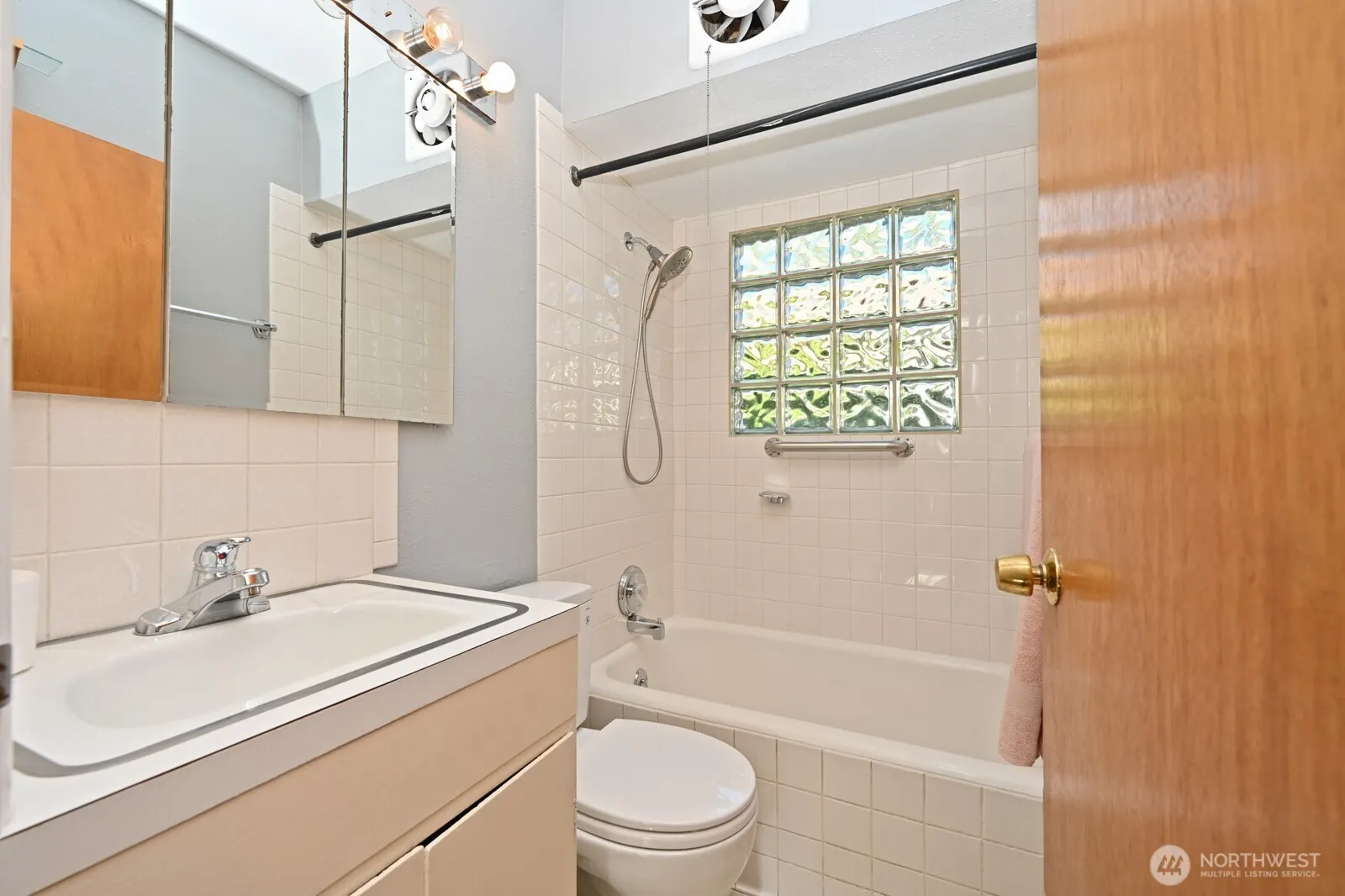 327 NE 90th Street , Seattle, WA 98115-2946
