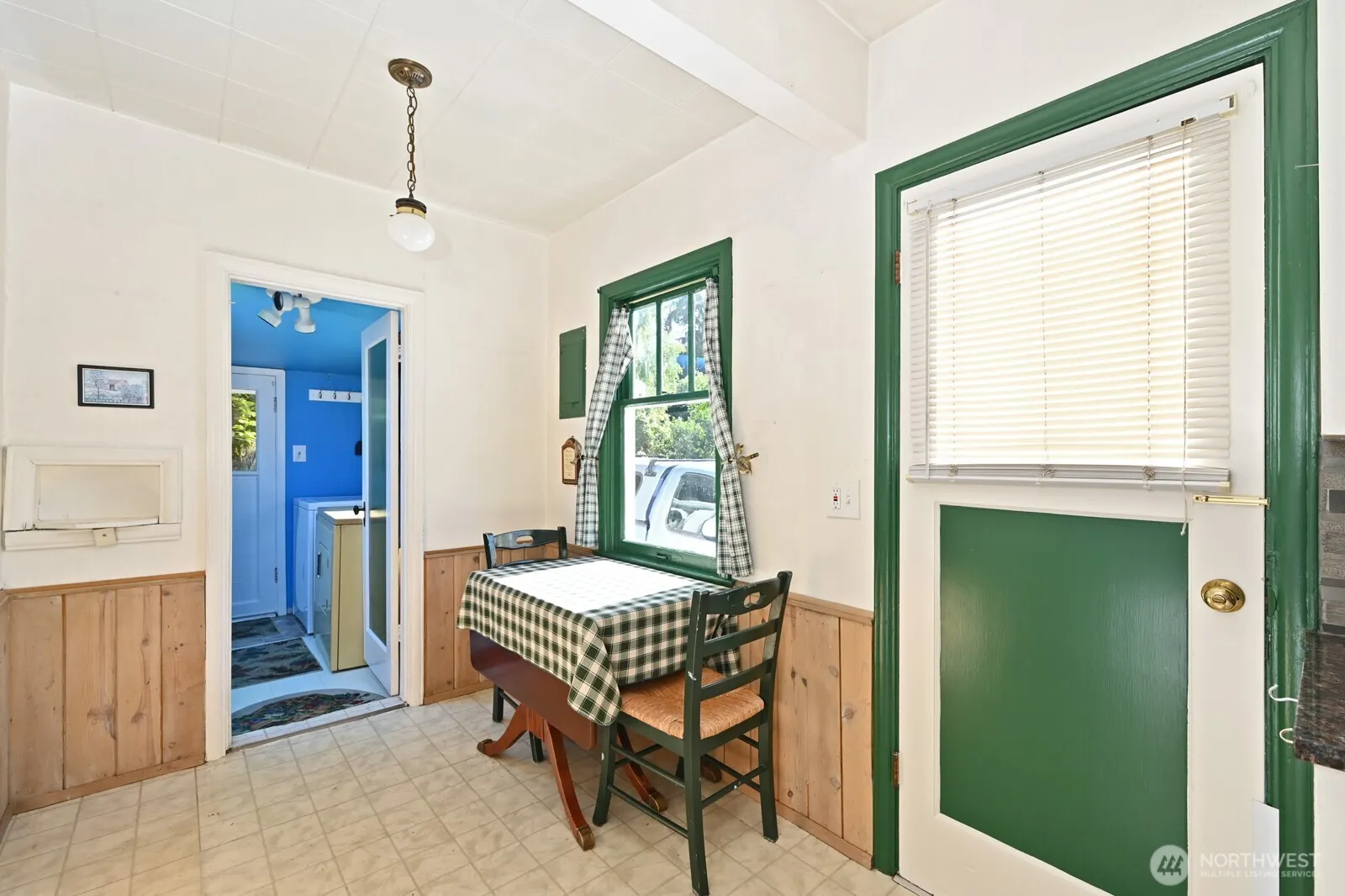 327 NE 90th Street , Seattle, WA 98115-2946