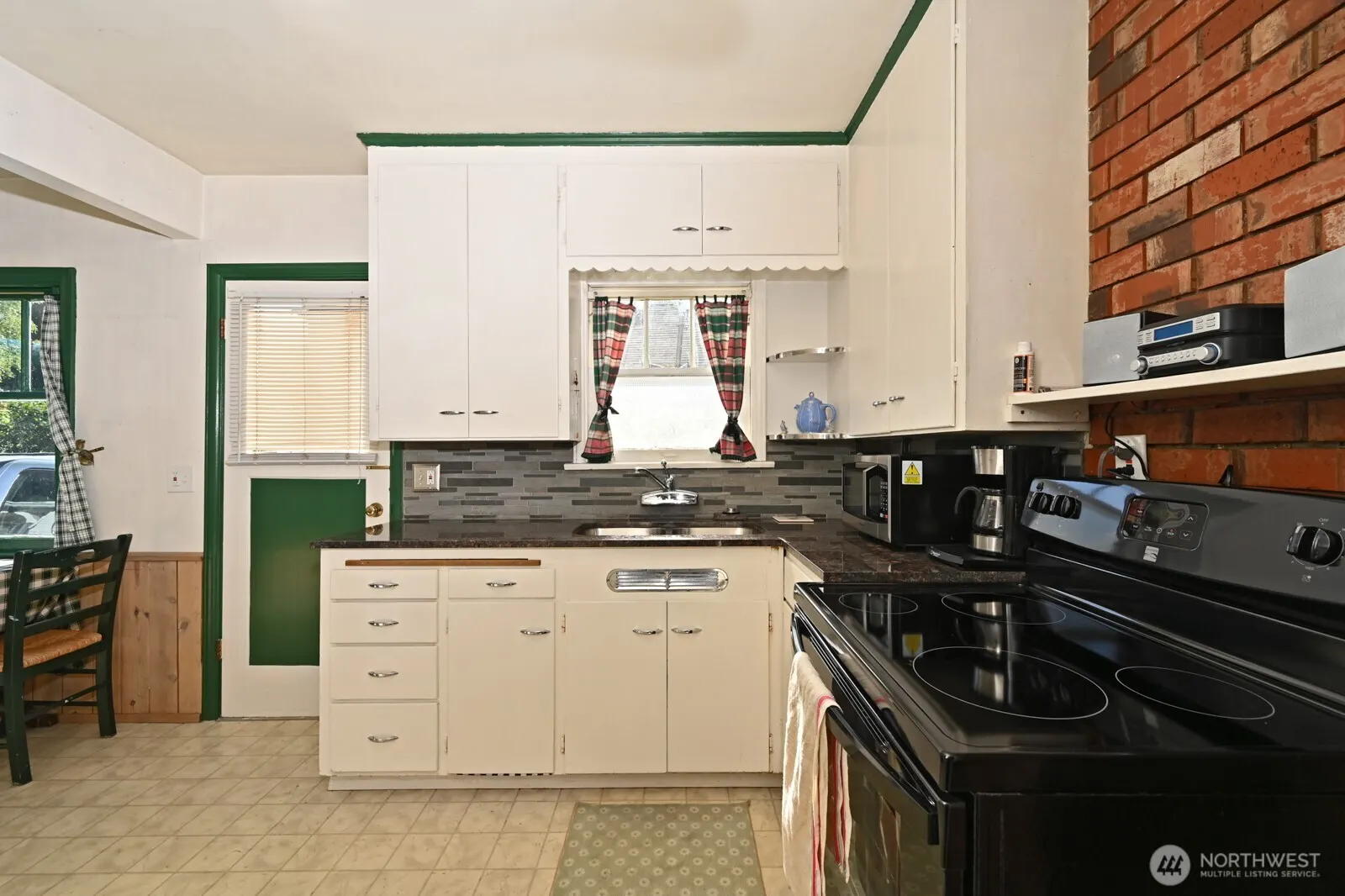 327 NE 90th Street , Seattle, WA 98115-2946