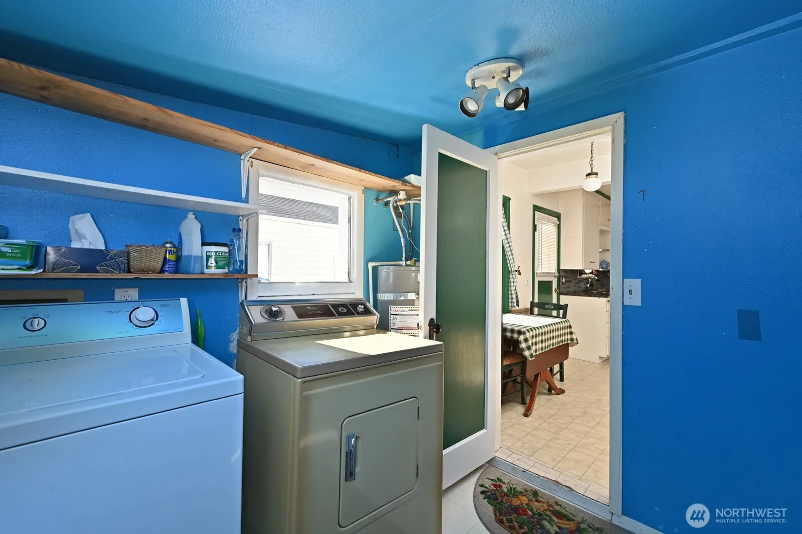327 NE 90th Street , Seattle, WA 98115-2946