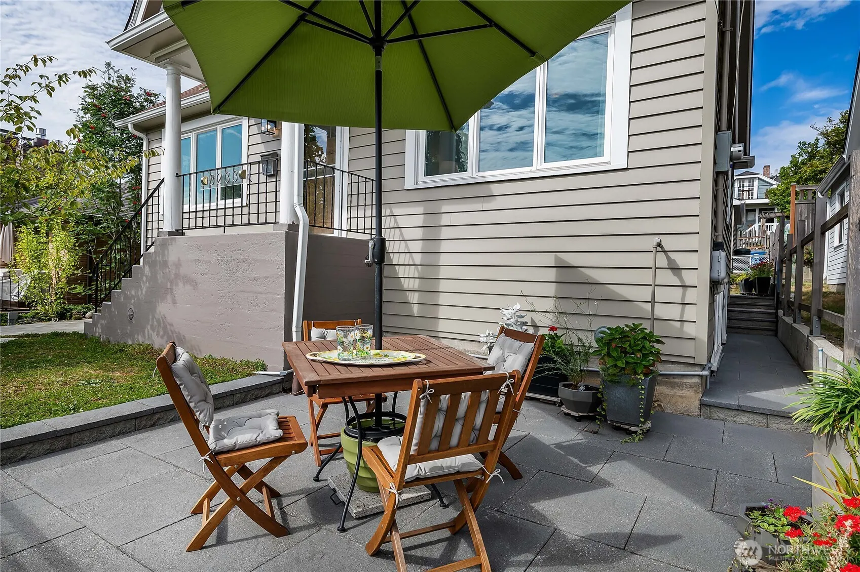 8233 16th Avenue NE, Seattle, WA 98115