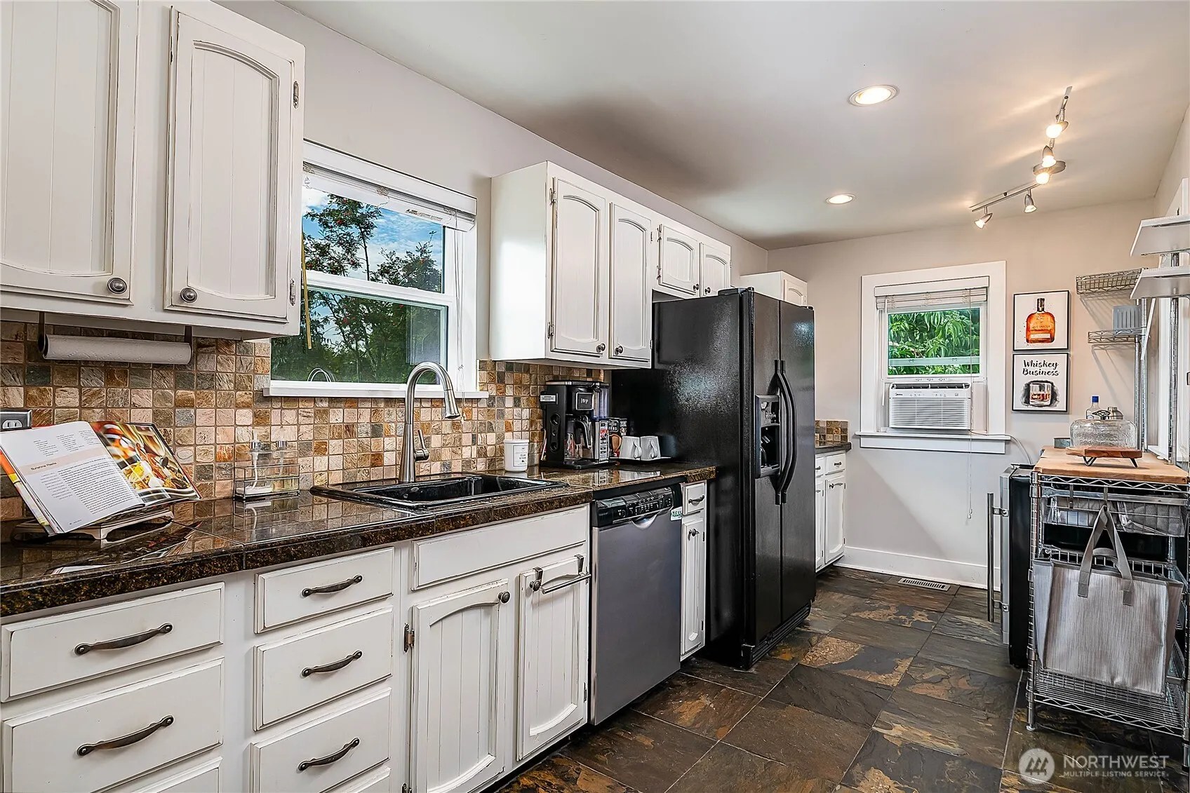 8233 16th Avenue NE, Seattle, WA 98115