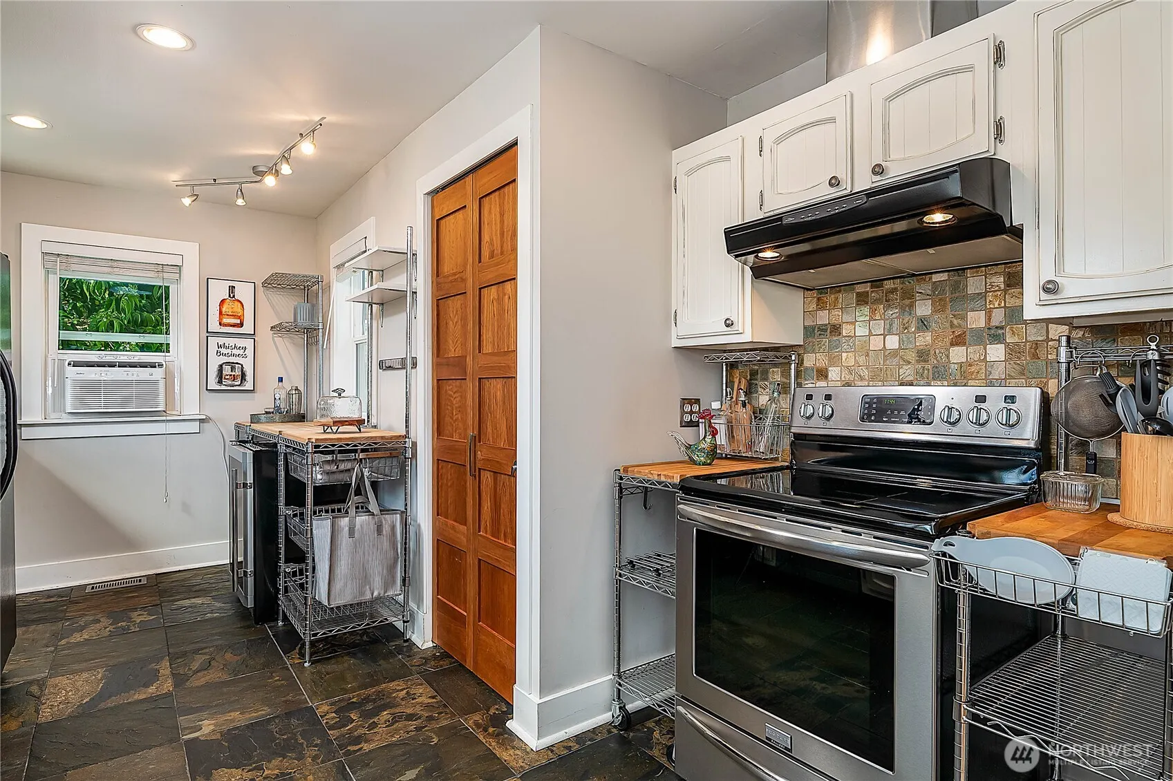 8233 16th Avenue NE, Seattle, WA 98115