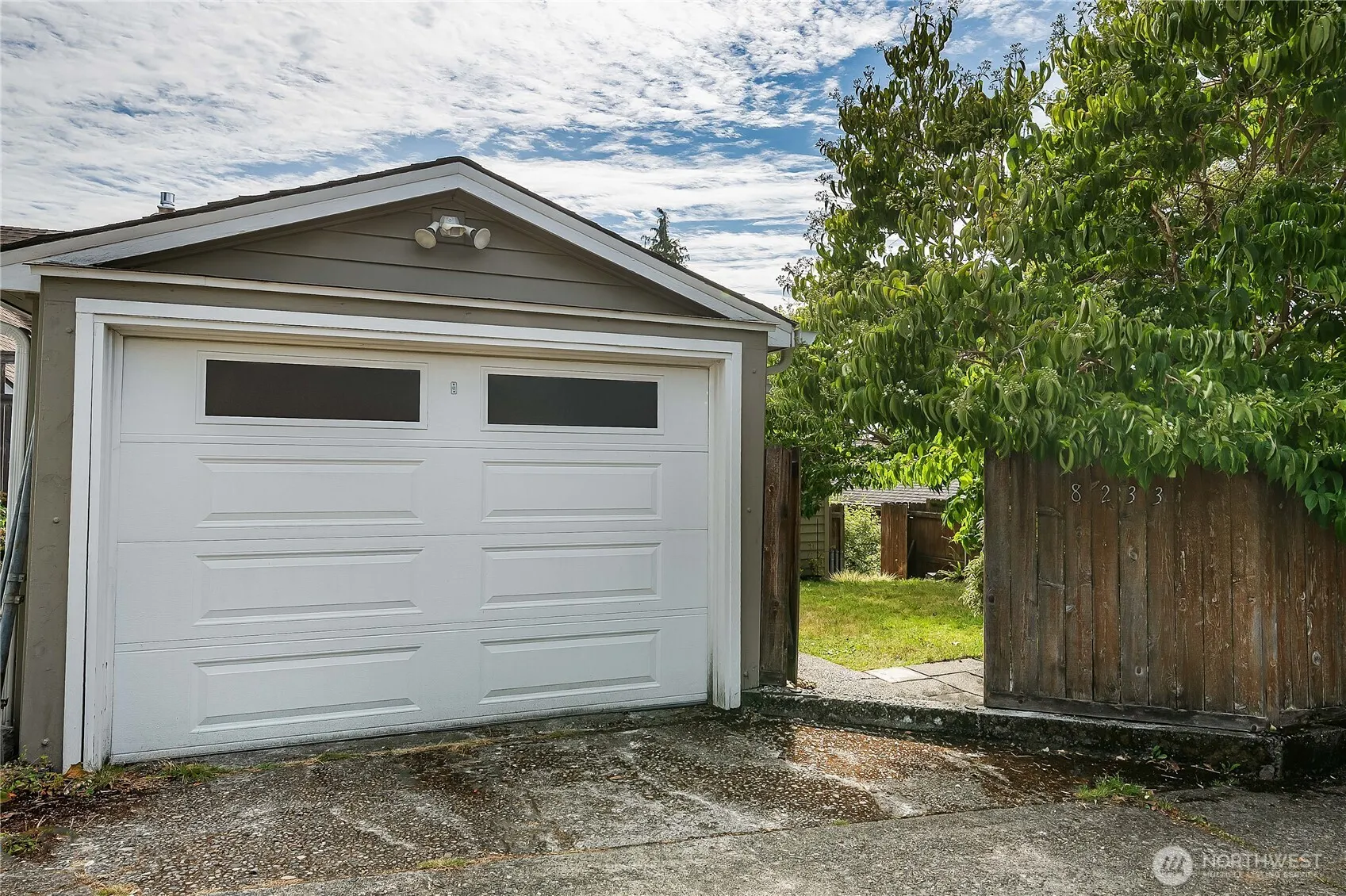 8233 16th Avenue NE, Seattle, WA 98115
