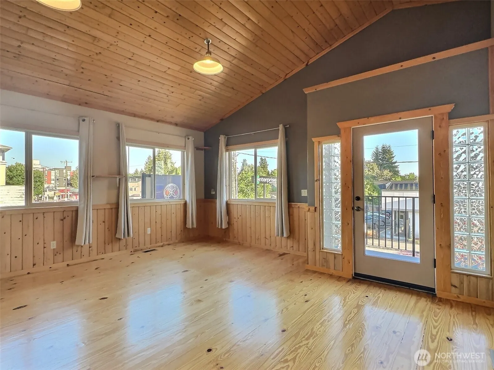 338 NW 85th St , Seattle, WA 98117