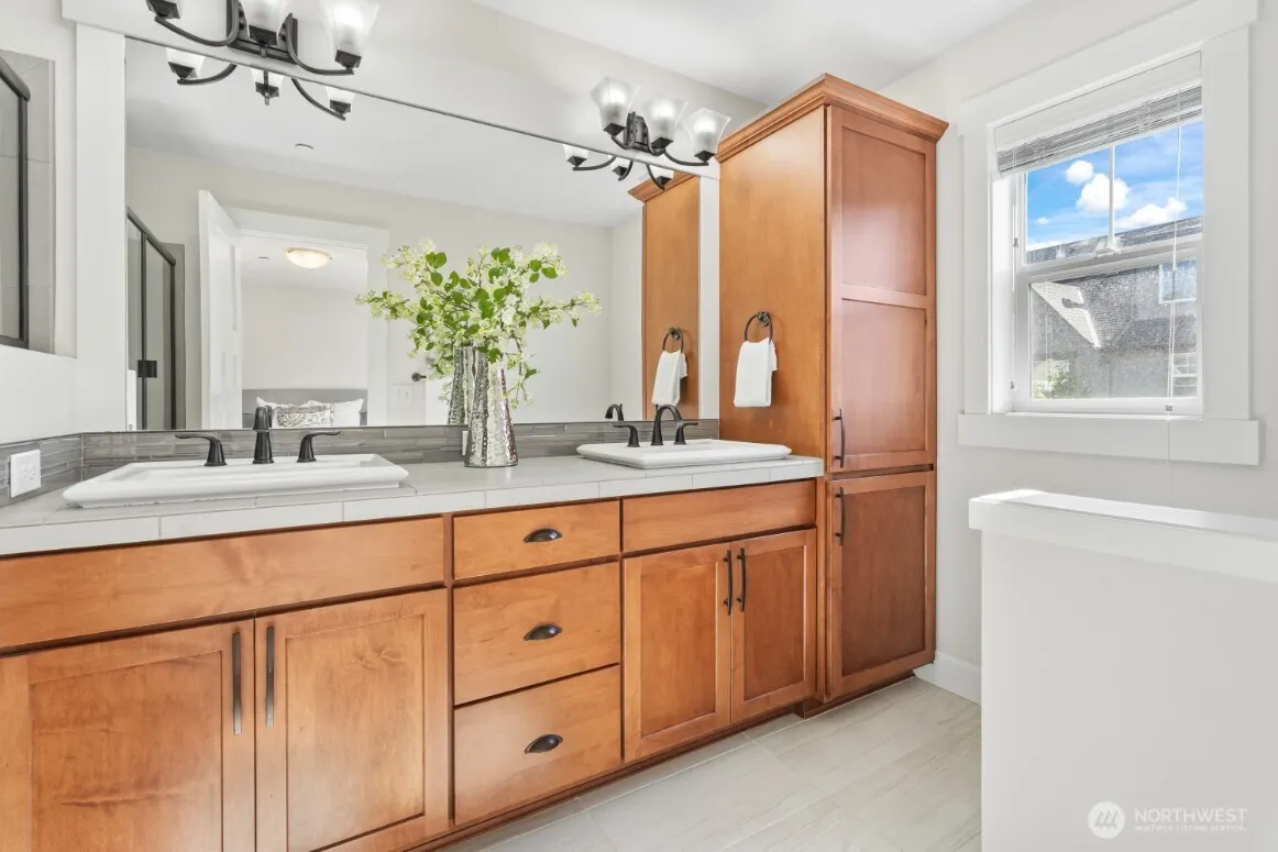 1362 Williamsburg Walk NE, Issaquah, WA 98029