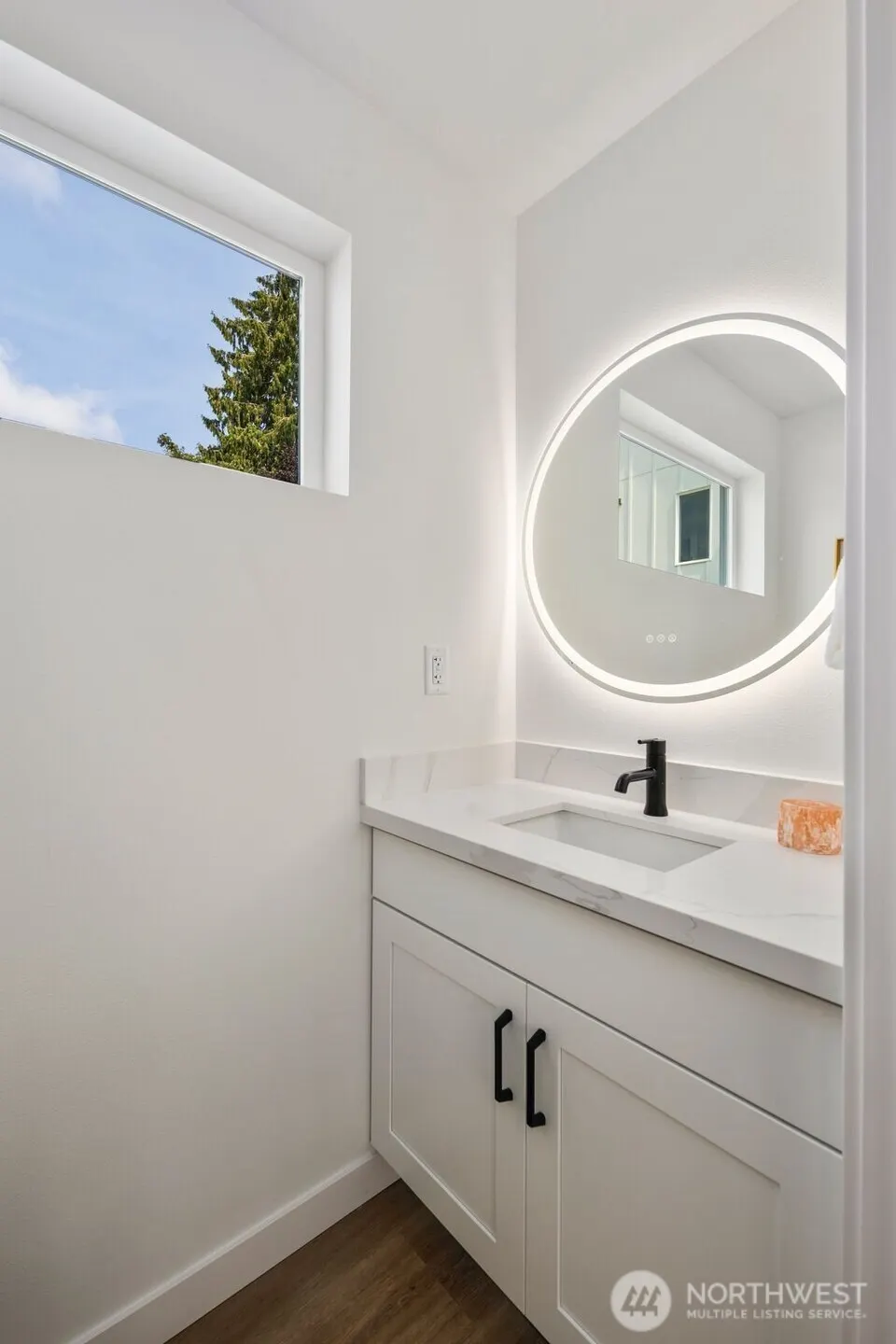 820 S Sullivan Street , Seattle, WA 98108