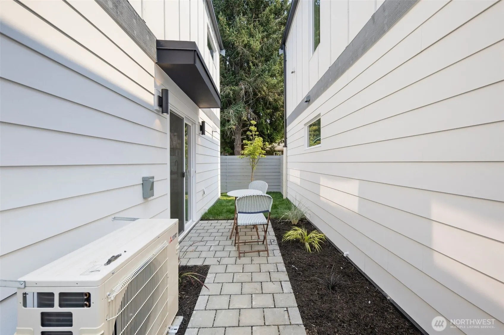 820 S Sullivan Street , Seattle, WA 98108