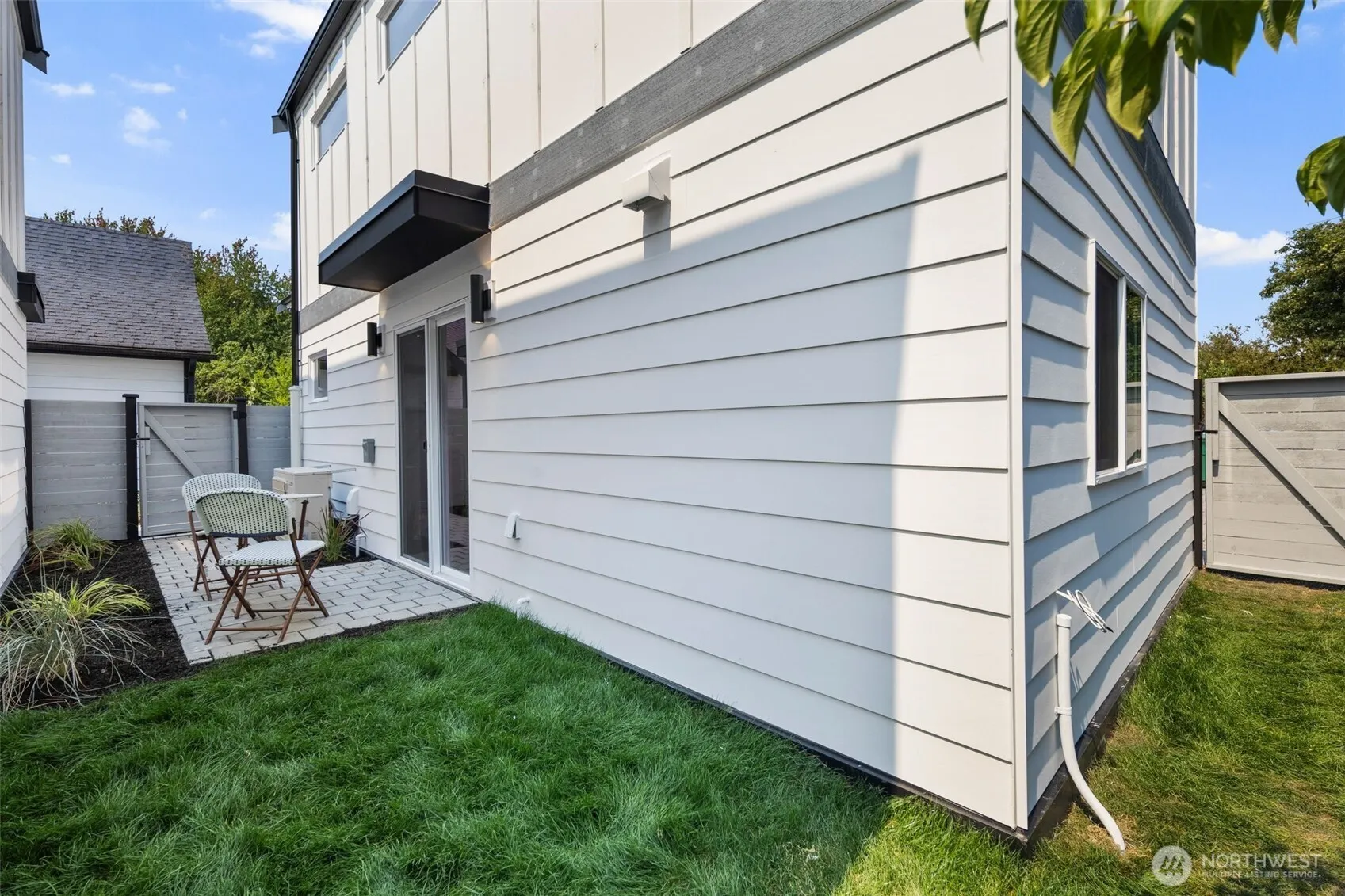 820 S Sullivan Street , Seattle, WA 98108