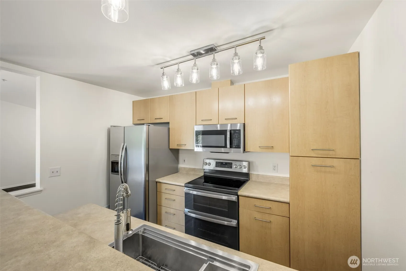 710 240th Way SE #J302, Sammamish, WA 98074