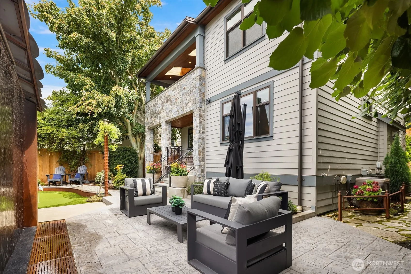 2563 W Viewmont Way W, Seattle, WA 98199