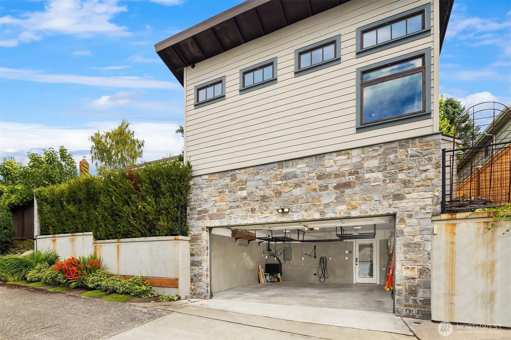 2563 W Viewmont Way W, Seattle, WA 98199