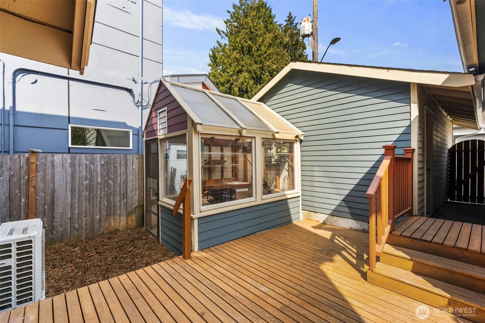2446 Queen Anne Avenue N, Seattle, WA 98109