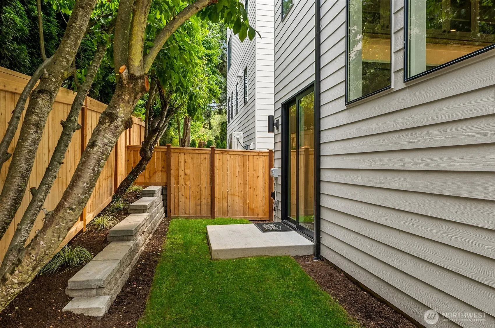 136 8th Court , Kirkland, WA 98033