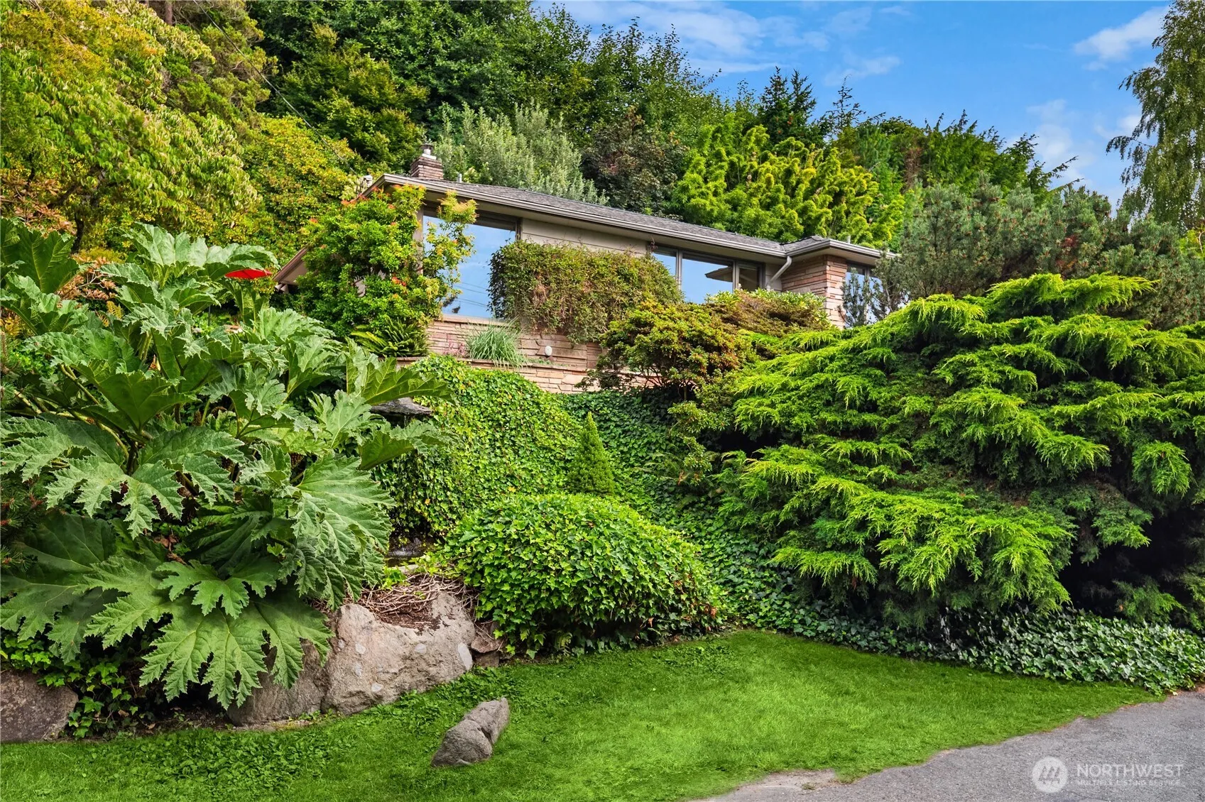 2650 Perkins Lane W, Seattle, WA 98199