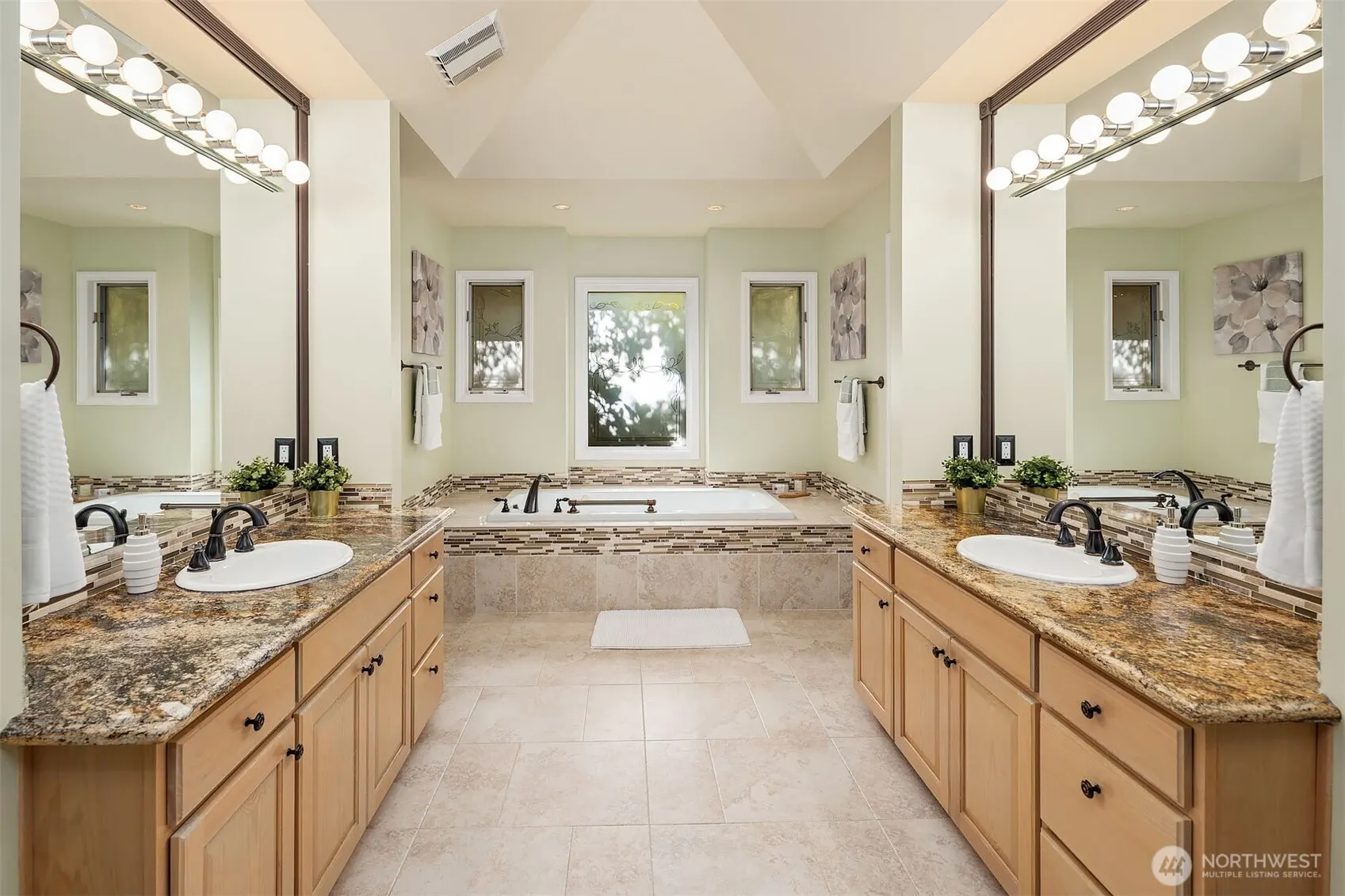 5208 Isola Place NW, Issaquah, WA 98027