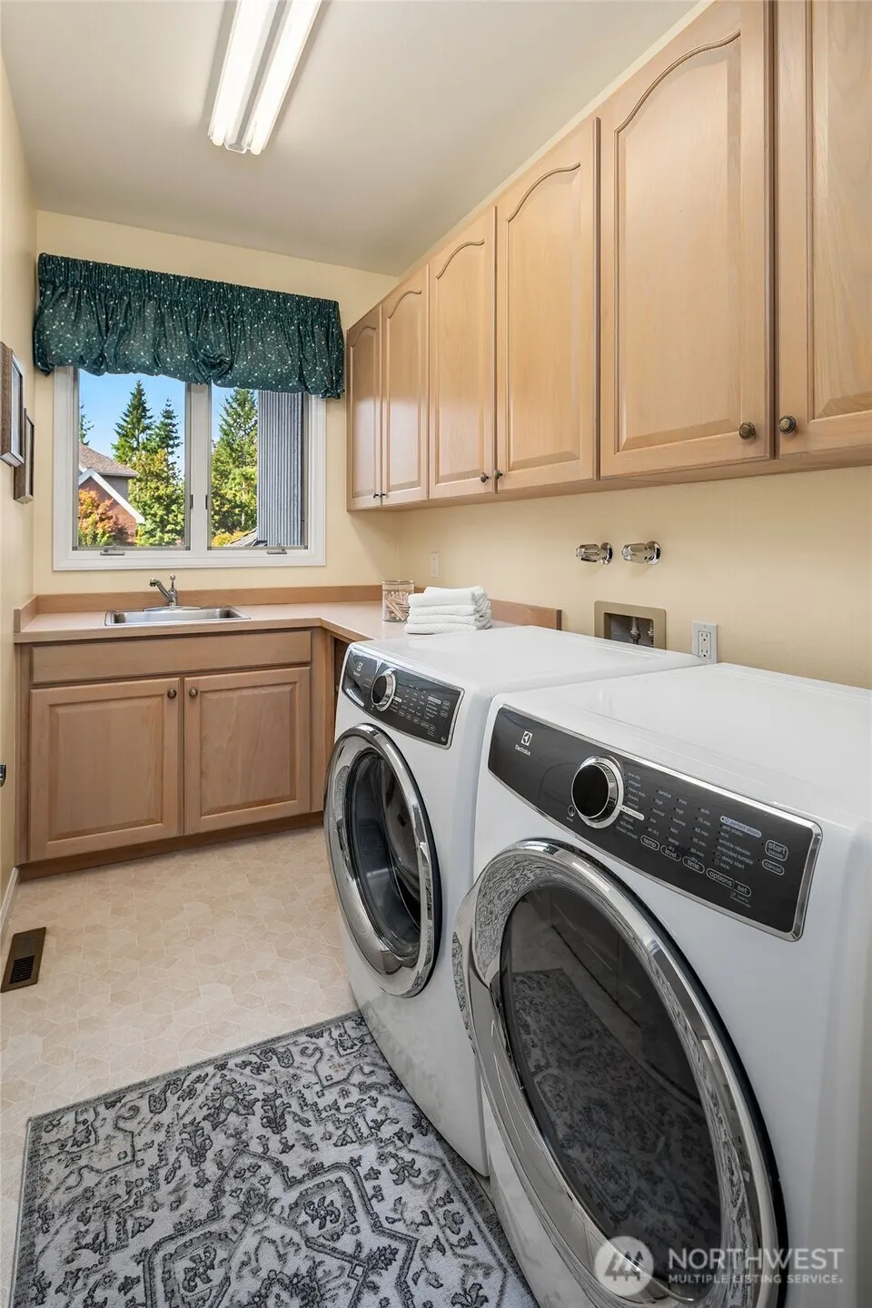 5208 Isola Place NW, Issaquah, WA 98027