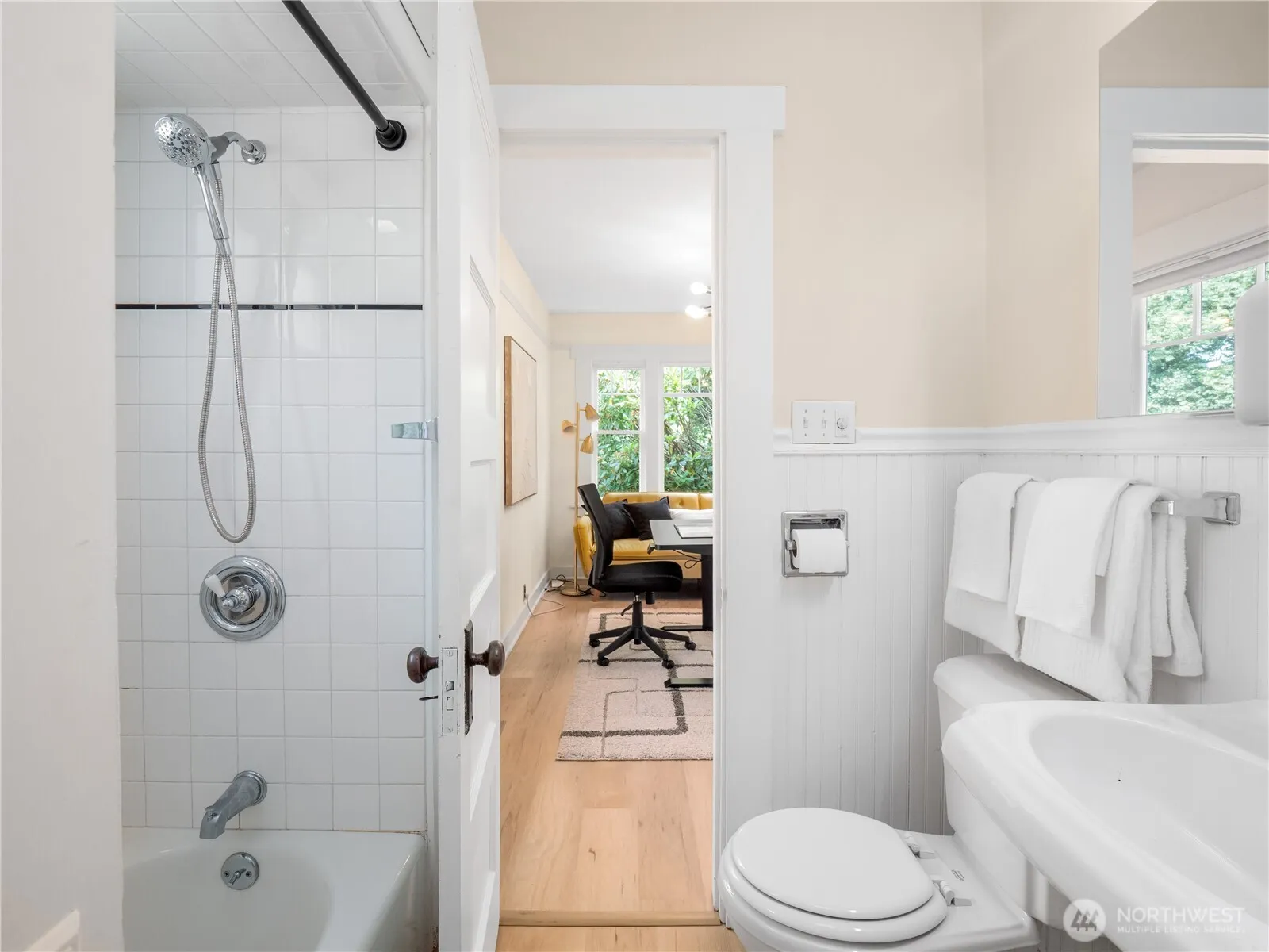 9701 Roosevelt Way NE, Seattle, WA 98115