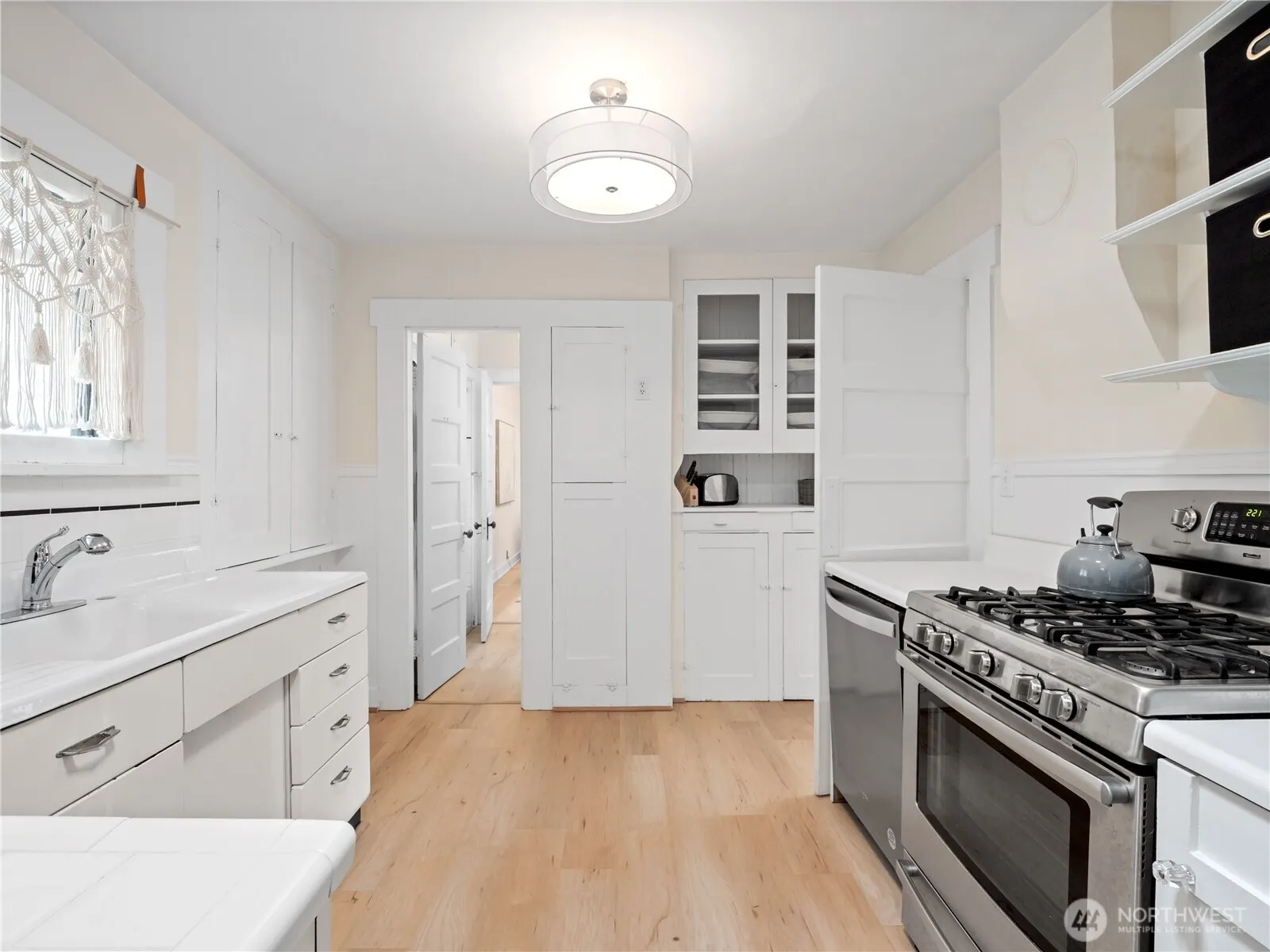 9701 Roosevelt Way NE, Seattle, WA 98115