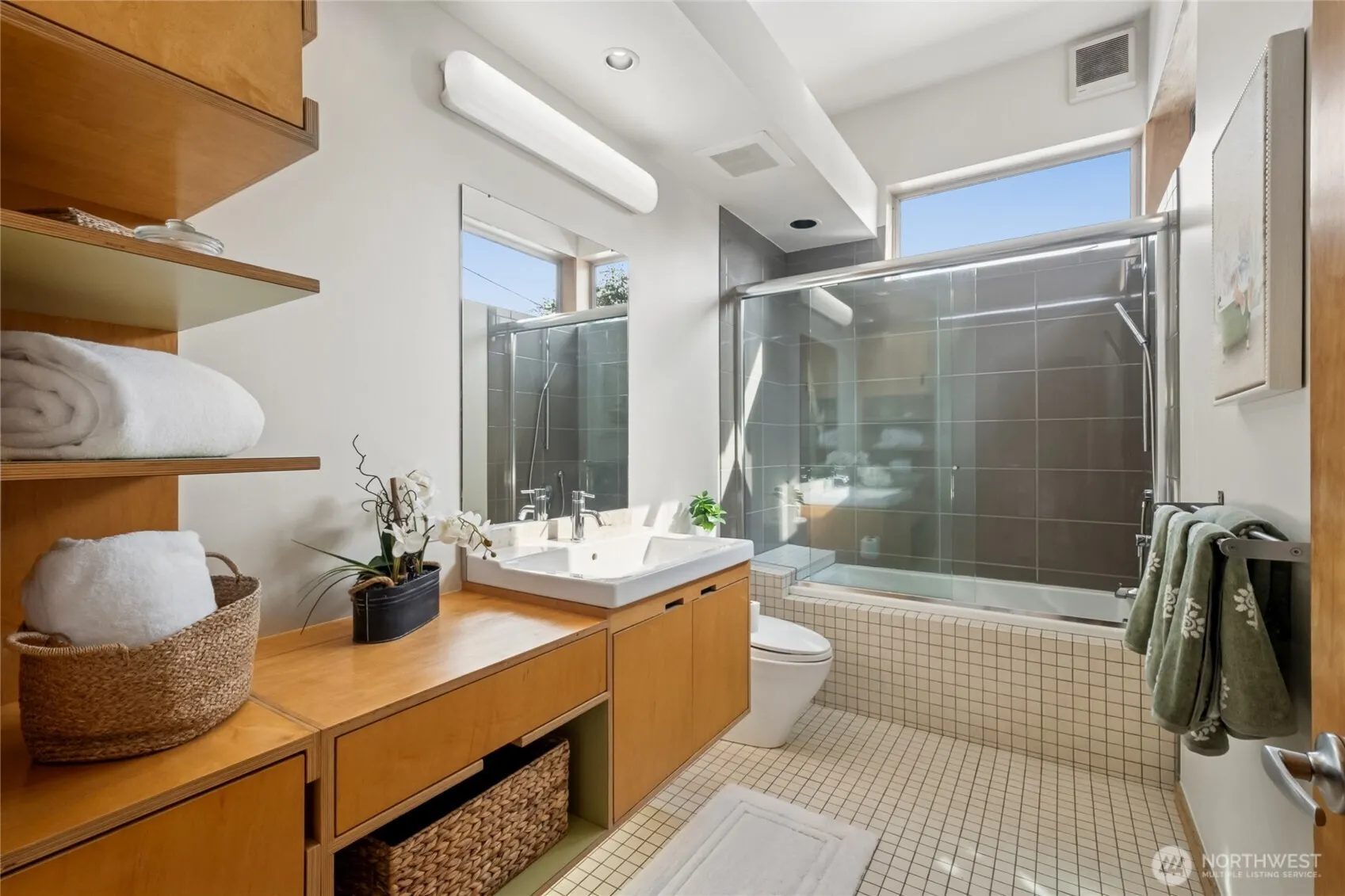 4050 34th Avenue S, Seattle, WA 98118
