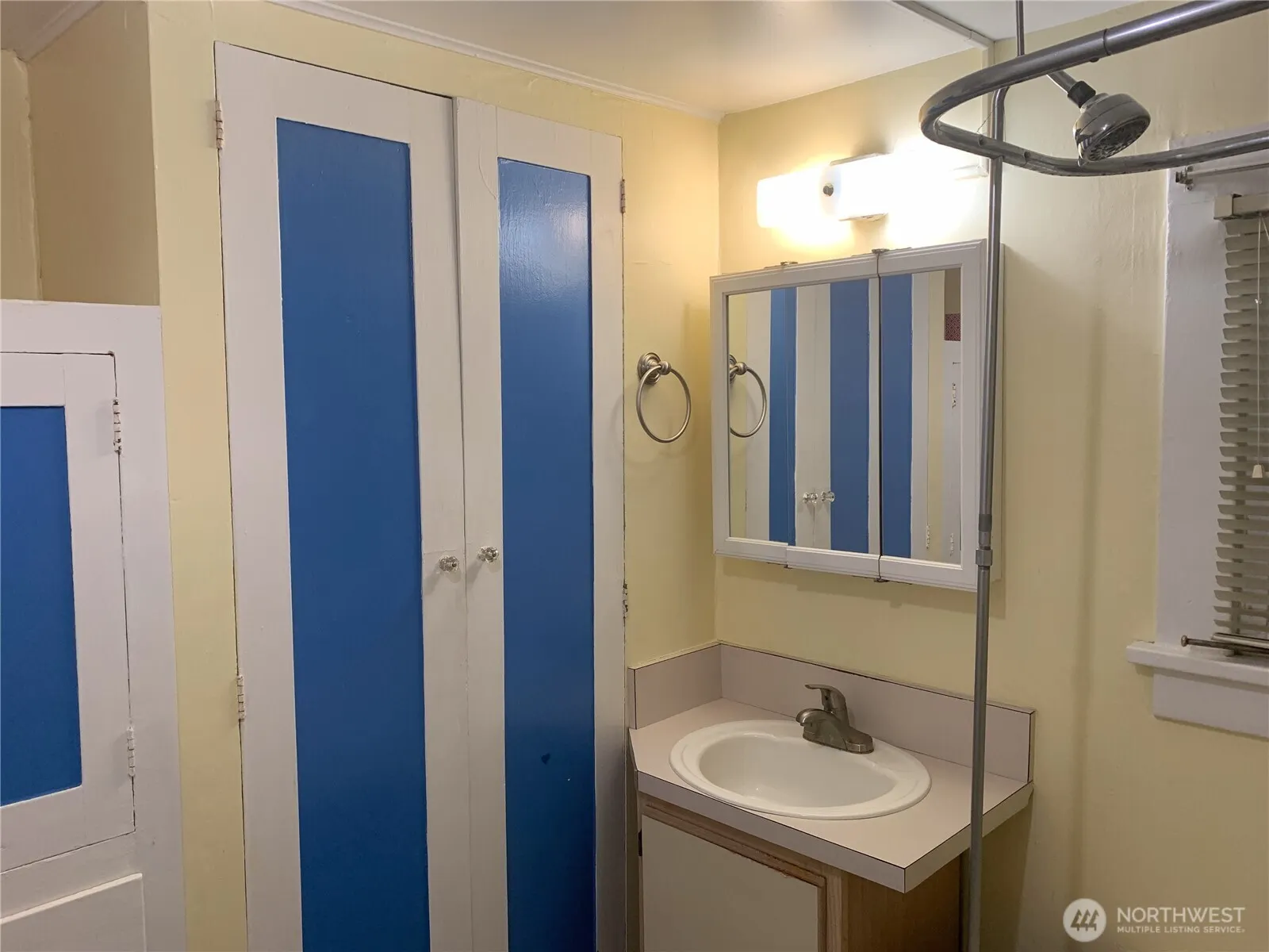 910 NW 52nd Street , Seattle, WA 98107