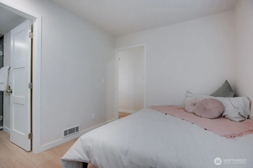 1312 6th Avenue N #9, Seattle, WA 98109