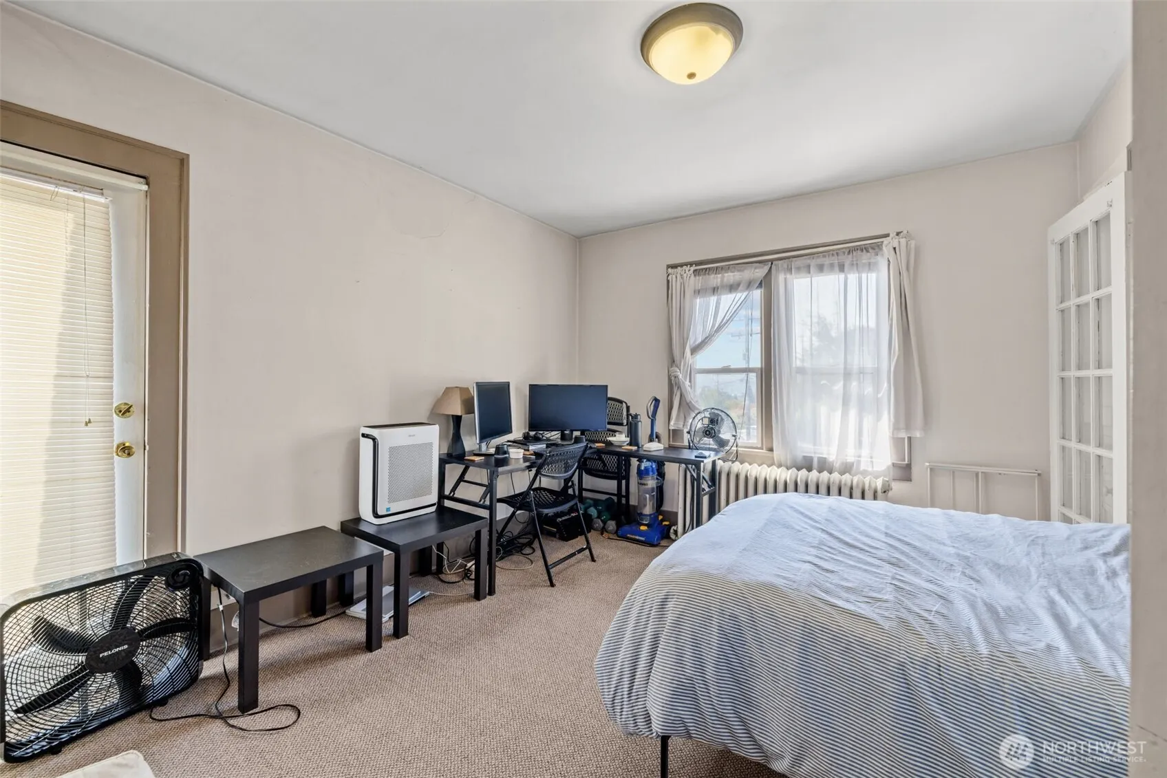 4701 5th Avenue NE, Seattle, WA 98105-4817