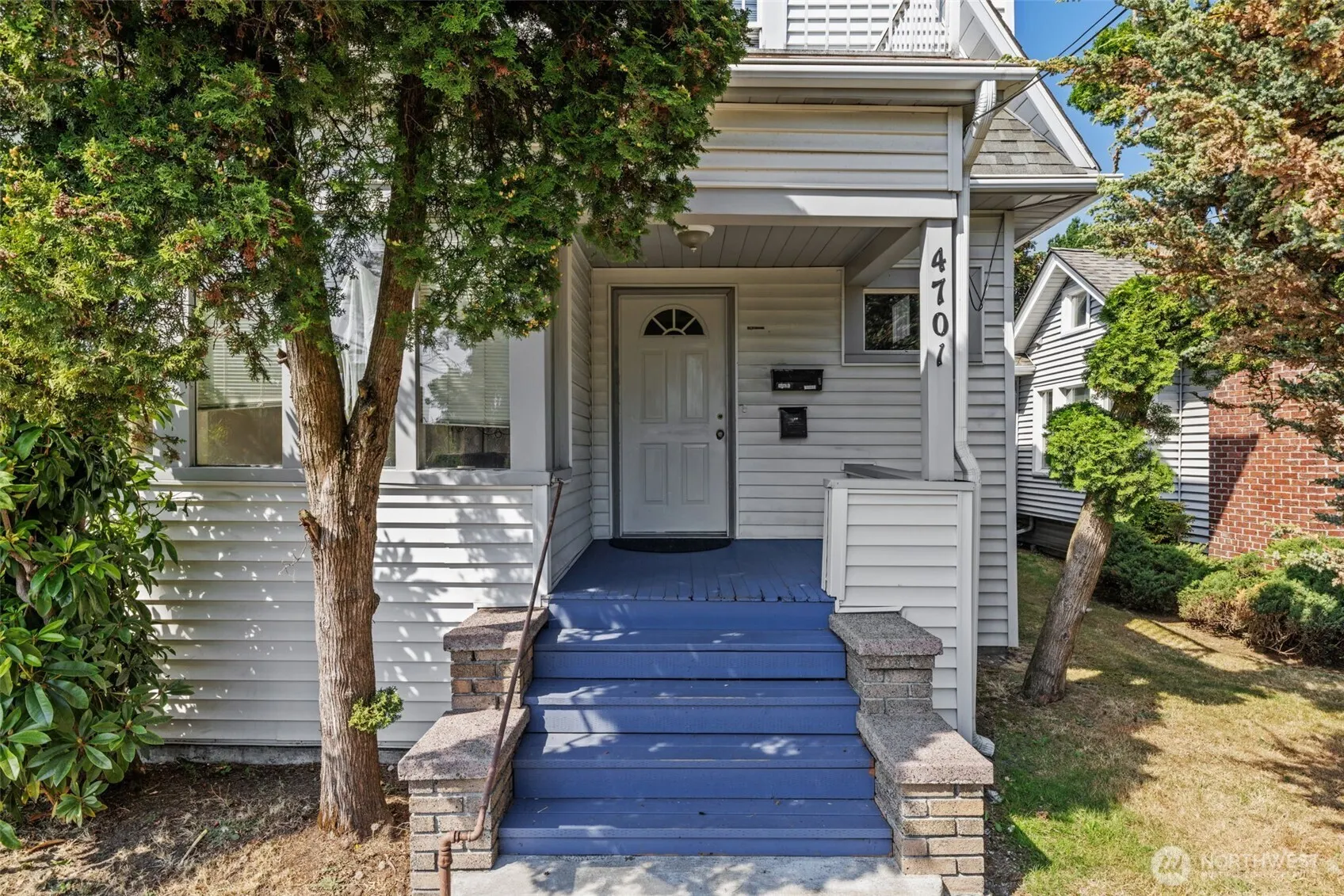 4701 5th Avenue NE, Seattle, WA 98105-4817