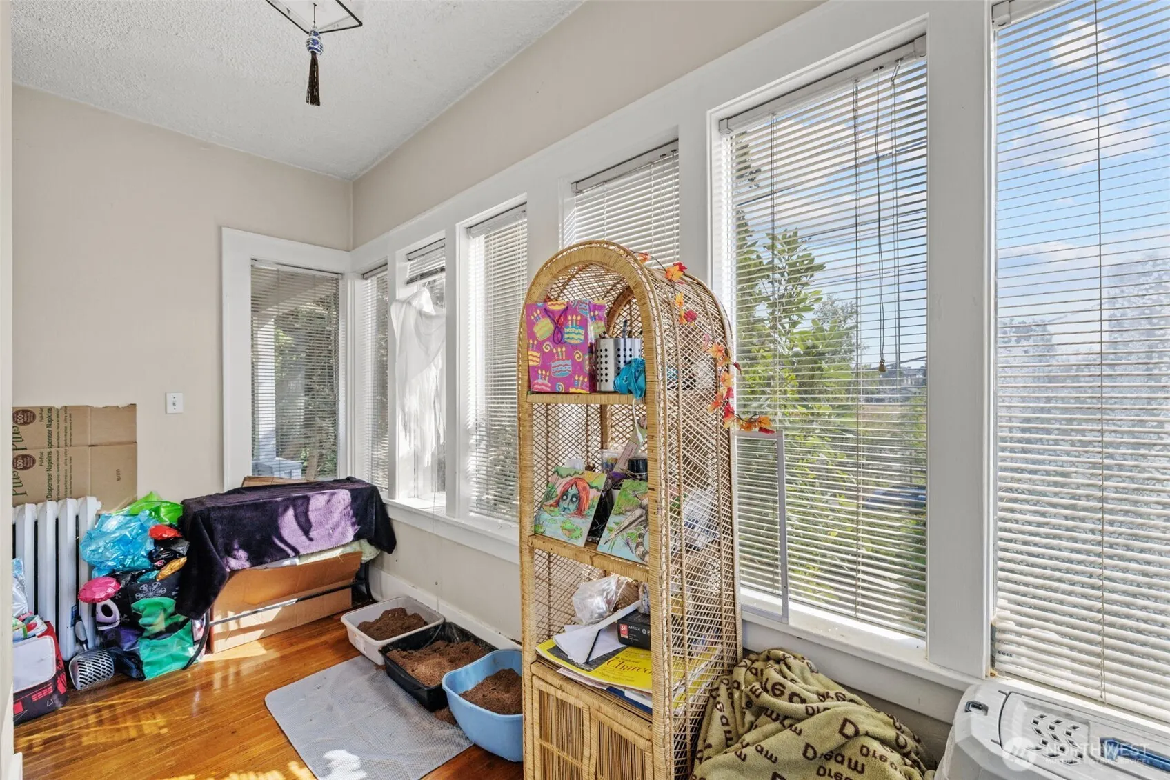 4701 5th Avenue NE, Seattle, WA 98105-4817