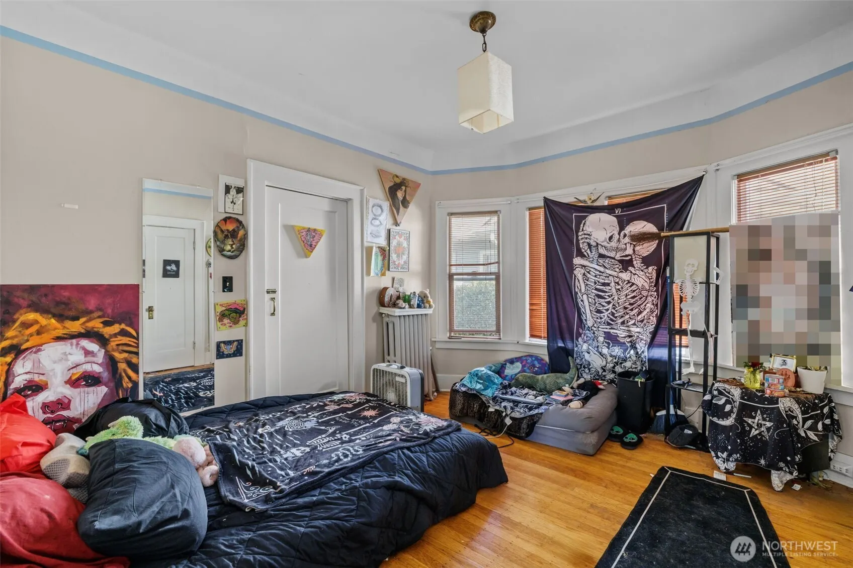 4701 5th Avenue NE, Seattle, WA 98105-4817