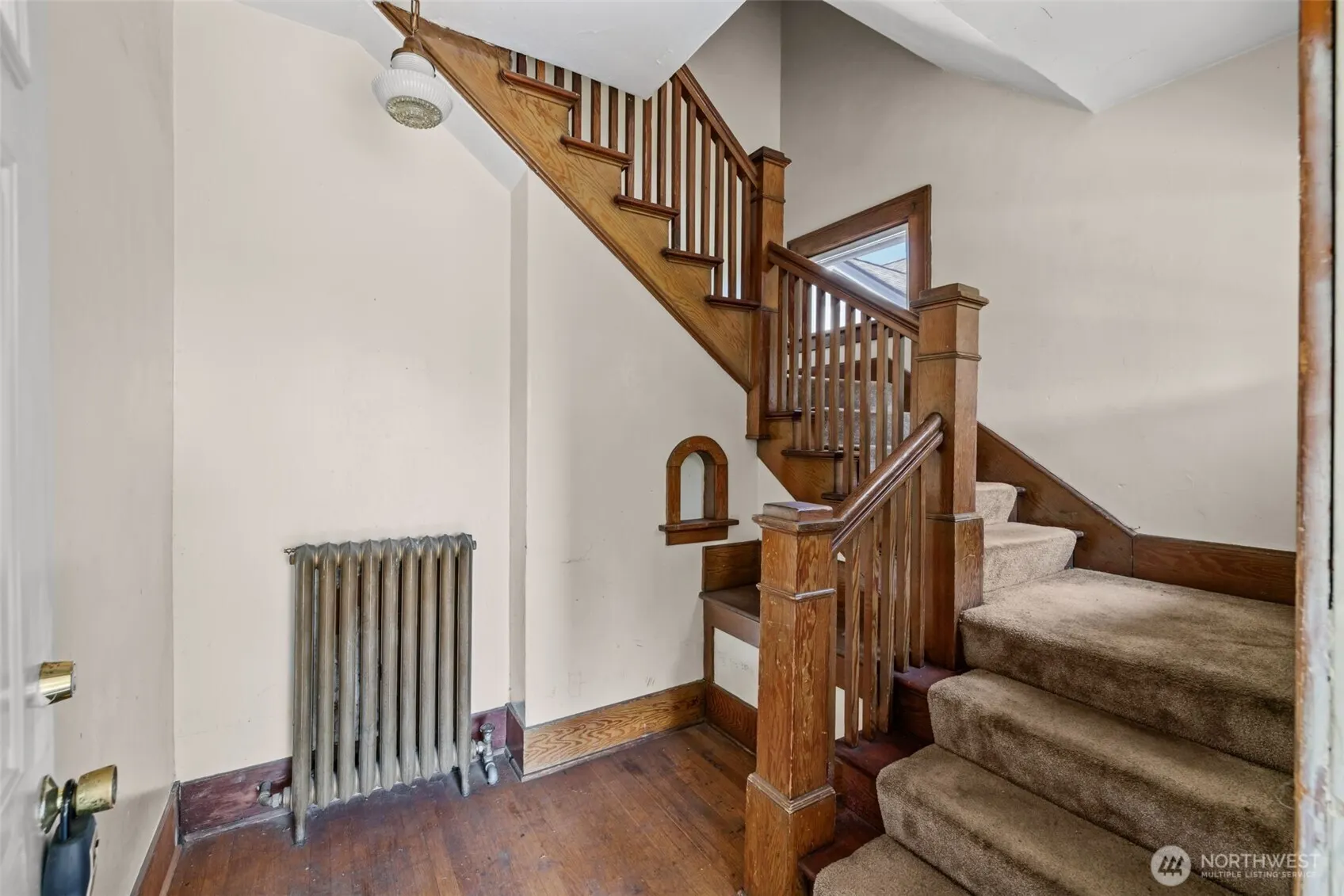 4701 5th Avenue NE, Seattle, WA 98105-4817