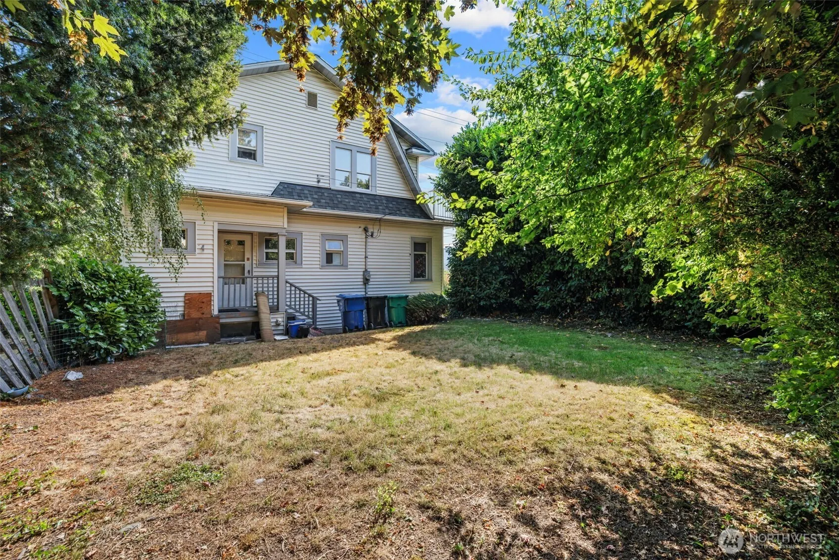 4701 5th Avenue NE, Seattle, WA 98105-4817