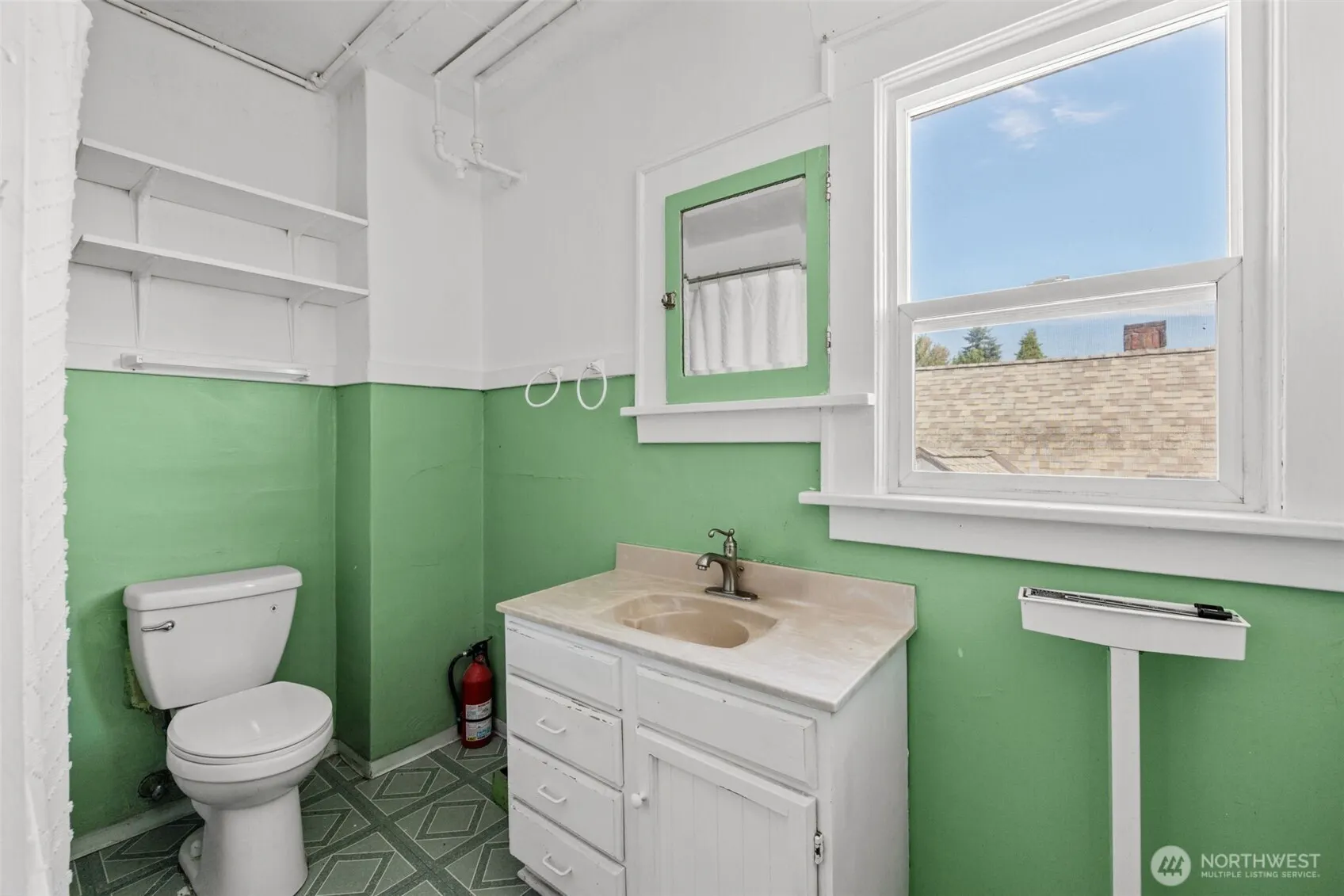 4701 5th Avenue NE, Seattle, WA 98105-4817