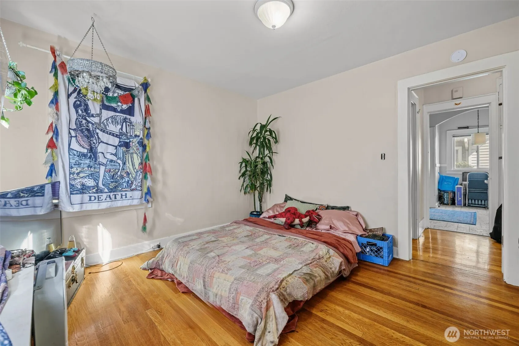 4701 5th Avenue NE, Seattle, WA 98105-4817