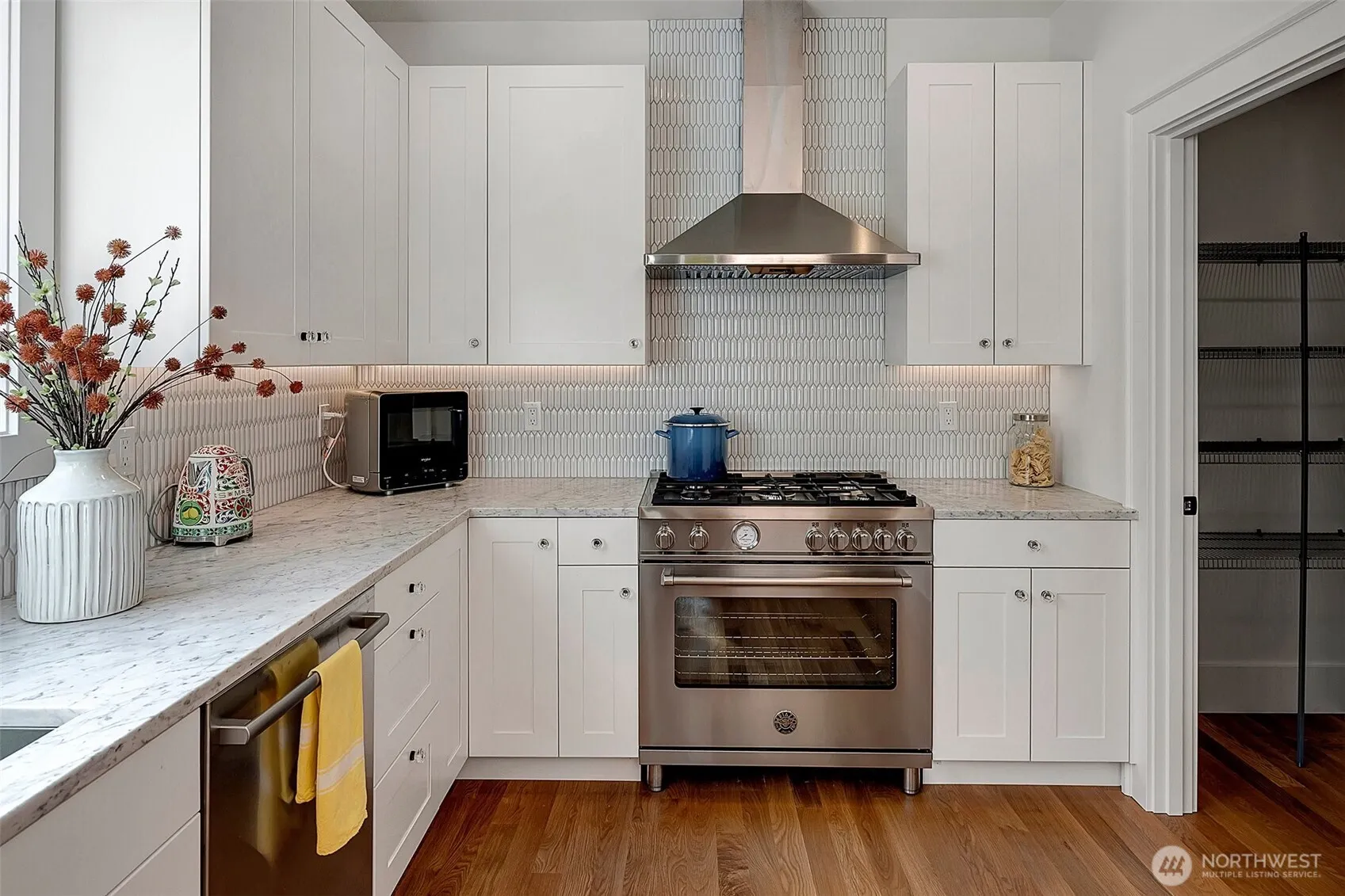 2137 7th Avenue W, Seattle, WA 98119