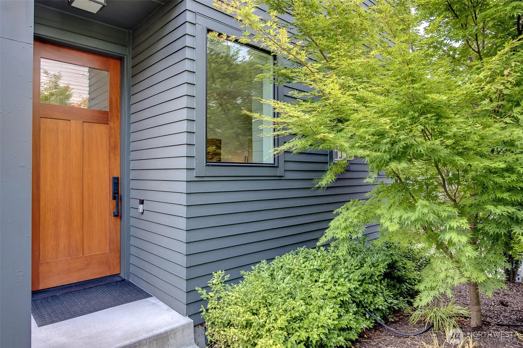 2137 7th Avenue W, Seattle, WA 98119