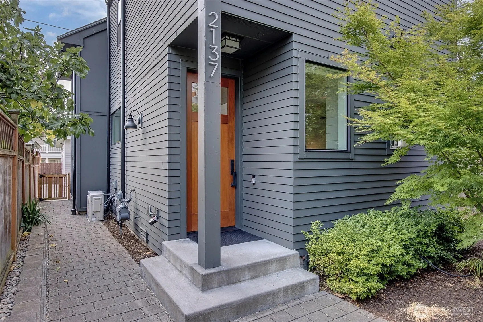 2137 7th Avenue W, Seattle, WA 98119
