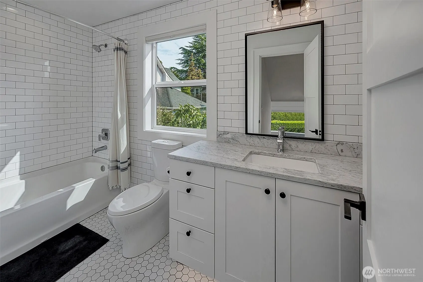 2137 7th Avenue W, Seattle, WA 98119