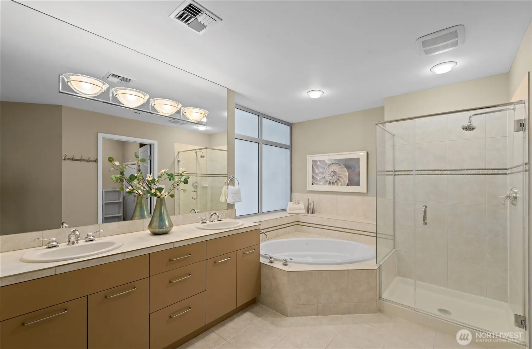 2319 1st Avenue #205, Seattle, WA 98121-3604
